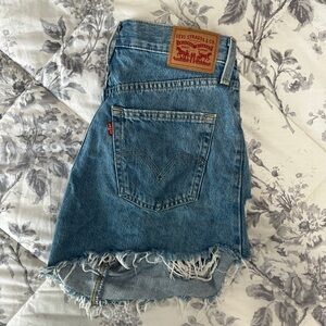 Excellent used Levi’s High Waisted mom shorts (28)
